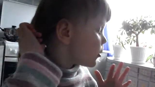 Девочка спит и кушает) смотреть онлайн