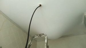 Слив воды с натяжного потолка через люстру. 110 литров грязной воды в потолке. Спасение санузла