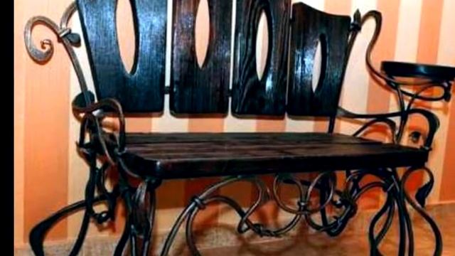 Кованая скамейка с оригинальной спинкой из дерева и подлокотником столиком смотреть онлайн