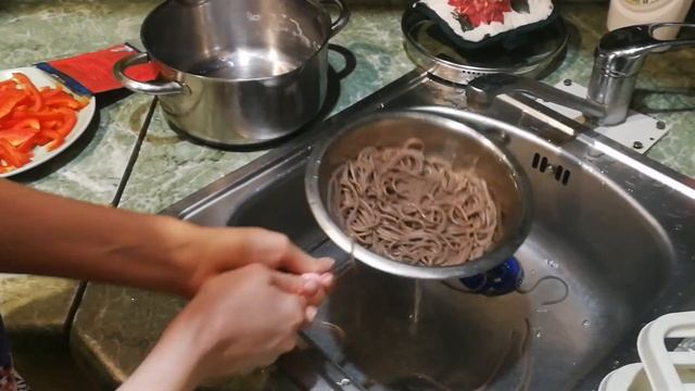Лапша WOK с курицей и соусом якисоба в домашних условиях. смотреть онлайн