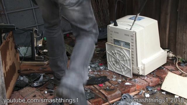 Smashing a Vintage Unisys EVG-300-COL CRT Monitor смотреть онлайн