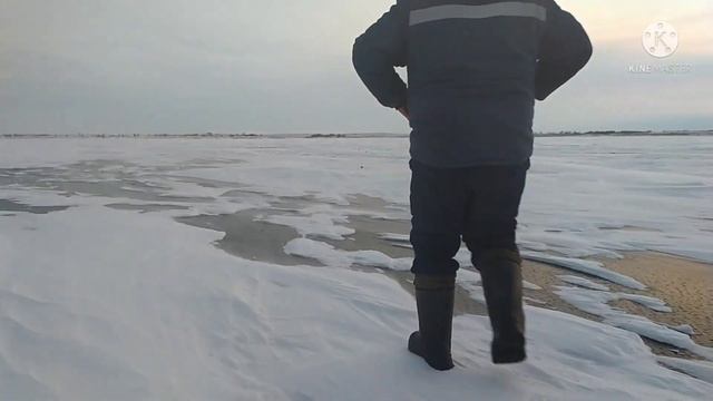 Первый лед на Селетинском водохранилище.Рыбалка на жерлицы в буран. смотреть онлайн