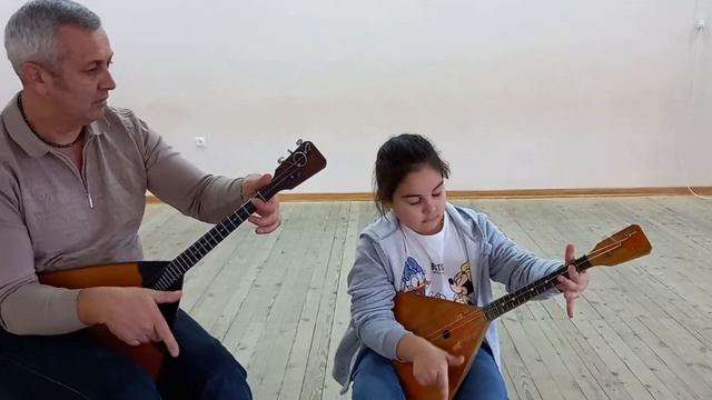 Айсана Дзуцева освоила заданный материал, и даже смогла сыграть его в дуэте со мной. смотреть онлайн
