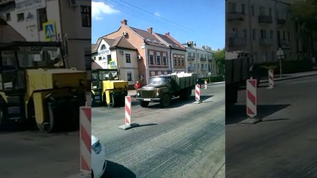 КАЖДЫЙ ГОД В ЦЕНТРЕ ГОРОДА УКЛАДЫВАЮТ АСФАЛЬТ.БЕЛАРУСЬ.ГОМЕЛЬ. смотреть онлайн