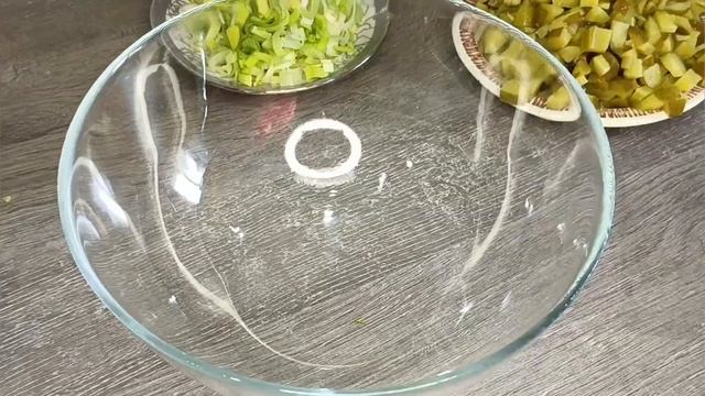 САЛАТ ИЗ КРАСНОЙ ФАСОЛИ.СЫТНЫЙ,ВКУСНЫЙ И БЫСТРЫЙ РЕЦЕПТ НЕЖНОГО САЛАТА. смотреть онлайн