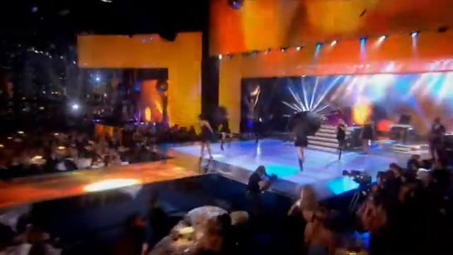 Rihanna - Umbrella @ world music awards 2007.divx смотреть онлайн