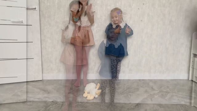 Милана и Миа нашли волшебную палочку