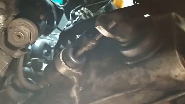 Замена рабочего цилиндра сцепления (РЦС) на автомобиле "Москвич-2140" смотреть онлайн