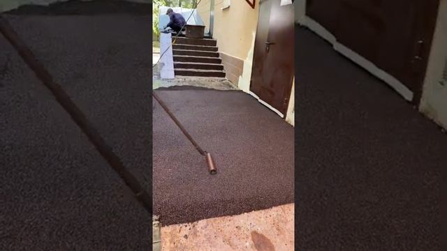 Процесс укладки бесшовного покрытия из резиновой крошки смотреть онлайн