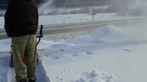 Уборка снега снегоуборщиком на крыше. Snow removal with snow thrower on the roof.