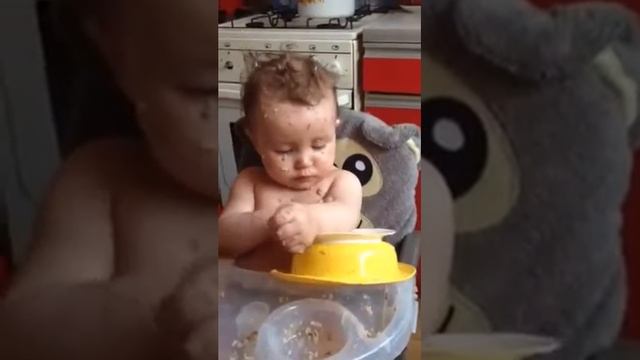 Ребенок кушает гречневую кашу ) смотреть онлайн