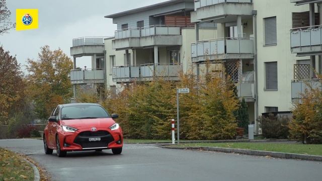 Toyota Yaris 1.5 Hybrid Premiere Edition - Prove auto смотреть онлайн