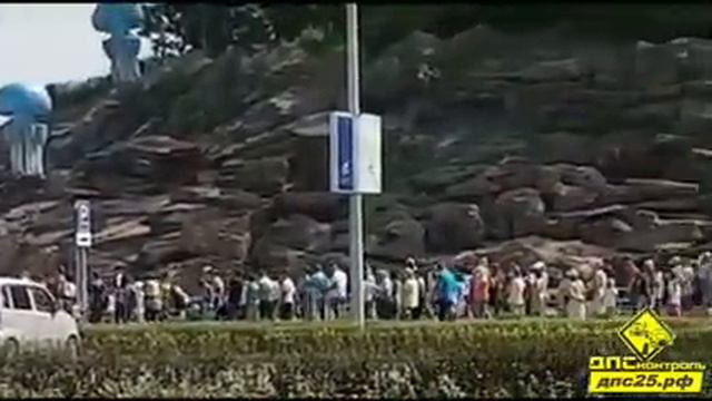 Желающие попасть в Приморский океанариум стоят в гигантских очередях. смотреть онлайн