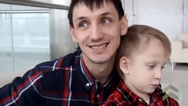 Niño de 3 años toca la bateria como un profesional смотреть онлайн