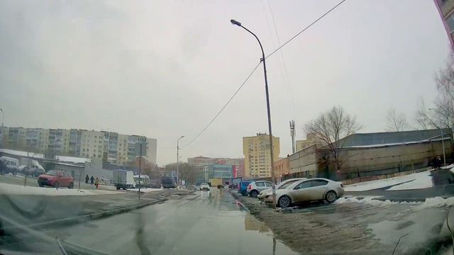 Движение на автомобиле по Тюмени до музыкальной школы и на Киевскую смотреть онлайн