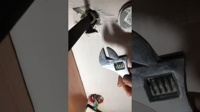 Как выкрутить сломанную резьбу из водопроводной трубы смотреть онлайн