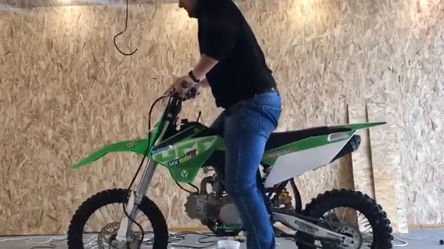 Запуск двигателя и его работа на YCF bigy mx factory 150 косоголовый смотреть онлайн