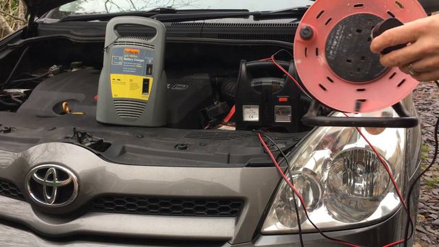 Can You Charge The Battery While It's Connected To The Car? смотреть онлайн