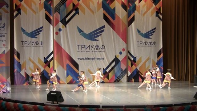 Танец "Кумушки" Хореографический коллектив "Перезвончики" апрель2022г смотреть онлайн