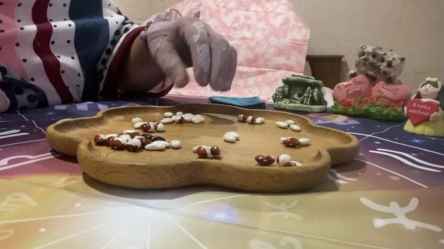 [ГАДАНИЕ НА БОБАХ] Вечером любовное отношение связано с сердечным интересом смотреть онлайн