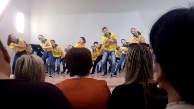 Танец под песню "Непохожие " в лагере. смотреть онлайн