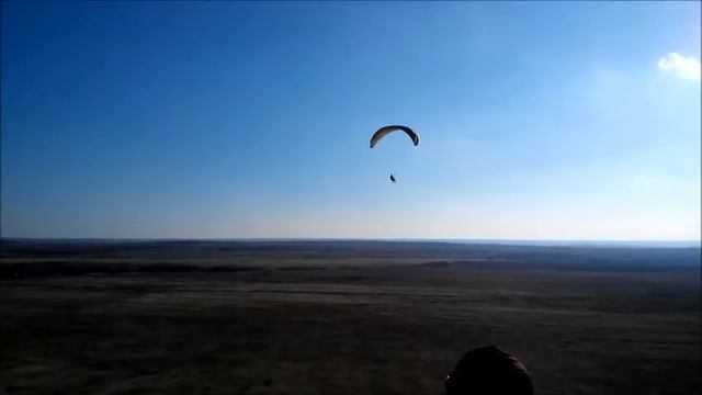 Свободный полет на параплане в порывистый ветер с большим недогрузом крыла. смотреть онлайн
