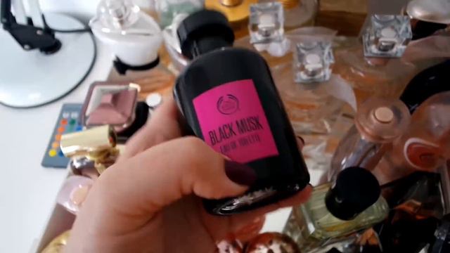 FINALMENTE: o que tem em cima da cômoda? Tour pelos perfumes | Marina Fabri смотреть онлайн