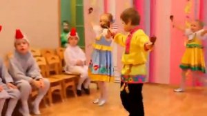 Красивый танец с ложками в детском саду