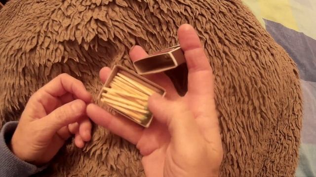 Пытается открыть и закрыть спичечный коробок через палец одной рукой смотреть онлайн
