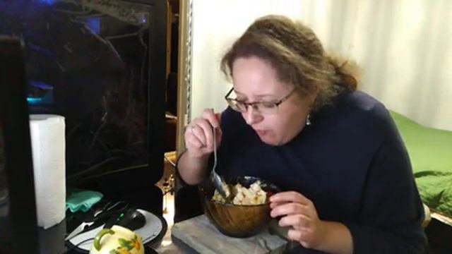Mukbang. Мукбанг. Вчерашняя лапша. Кастрюля слипшихся макарон смотреть онлайн