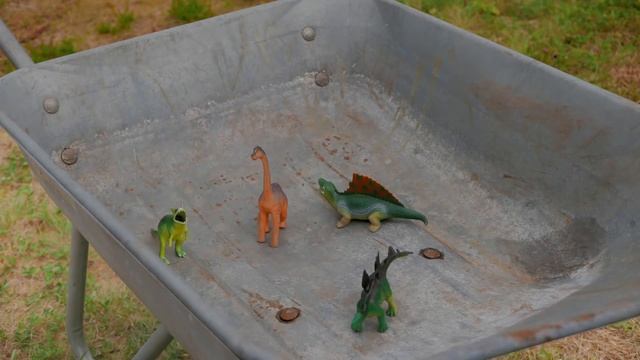 Help! I have Mini-Dinosaurs in my garden! смотреть онлайн