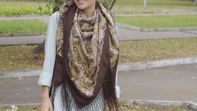 Платок из уплотненной шерстяной ткани с шелковой бахромой "Шамаханская царица", вид 16, 148х148 см смотреть онлайн