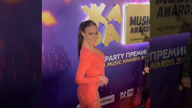 Горячая Яна Кошкина в роковом красном платье (2021) смотреть онлайн