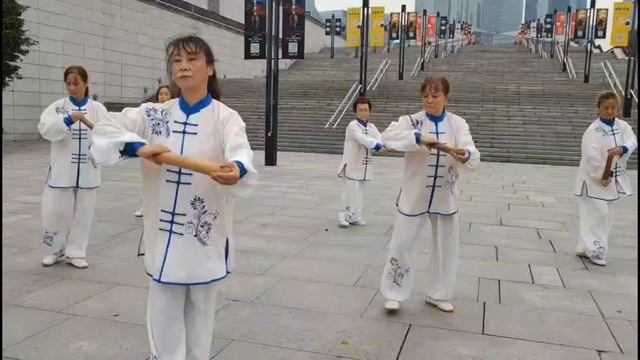 Мой учитель повел учеников на практику Тайцзицюань Палкой