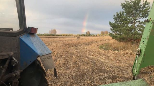 Сколько рулонов суданки с 12 га за один укос.МТЗ 82 с пресс подборщиком Джон Дир.Конец сенокоса смотреть онлайн