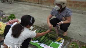 Single mother harvests fish and fruit she grows herself - goes to the highland market to sell