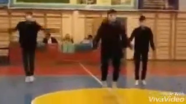 Танцы трех мальчиков смотреть онлайн