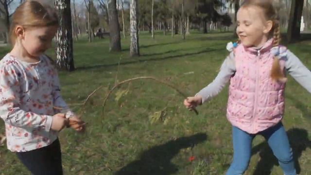 Парк / Ledi Tala играет со своей подругой Майей / подруги дурачатся! смотреть онлайн