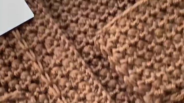 Обзор пальто: эстетика и фактура ручного вязания, процесс пришивания кнопок, детали. смотреть онлайн