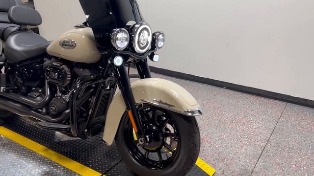 2022 Harley Davidson Heritage Classic FLHCS white sand pearl смотреть онлайн