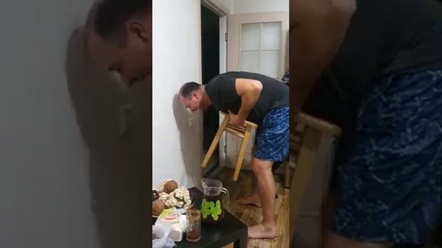 Поднять стул у стены смотреть онлайн