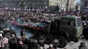 Тысячи жителей Донецка пришли попрощаться с убитым комбатом «Гиви»