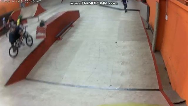 трюки на самокате от первого лица в скейт парке смотреть онлайн