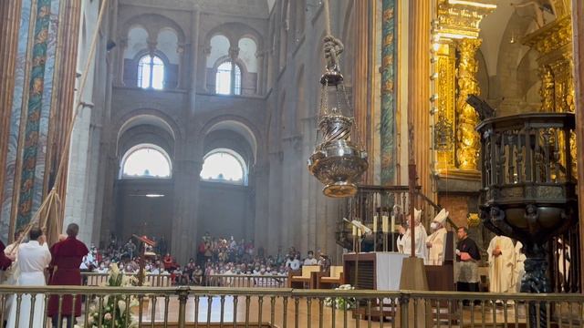 The swinging of the Botafumeiro at the Cathedral of Santiago de Compostela смотреть онлайн