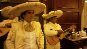 Cancun.Мексиканцы поют Мариаччи в РЕСТОРАНЕ.