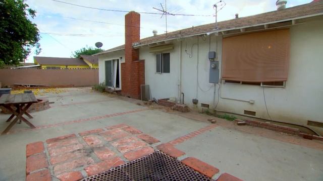 “This Looks Like a Gingerbread House”: Renovators Find A Quirky House in California | Flip Or Flop смотреть онлайн
