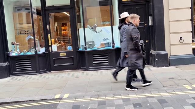 Как одеваются люди в Лондоне ? Стрит стайл . Уличная мода . смотреть онлайн