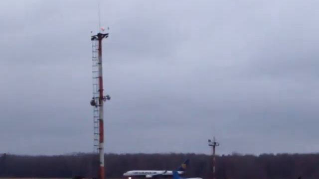 Ryanair in Kaunas airport смотреть онлайн