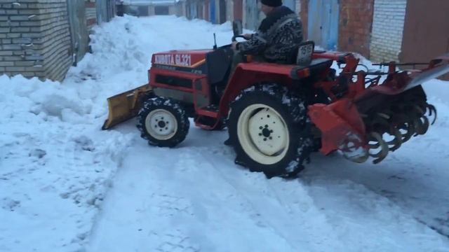 Чистка снега японским минитрактором смотреть онлайн