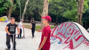 ЛОМАЕМ САМОКАТ!? |  БЕСПРЕДЕЛ В ПАРКЕ!!!